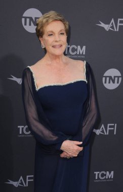 Julie Andrews, 9 Haziran 2022 'de ABD' nin Hollywood kentindeki Dolby Tiyatrosu 'nda düzenlenen 48. AFI Yaşam Boyu Başarı Ödülü' nde ödül aldı..