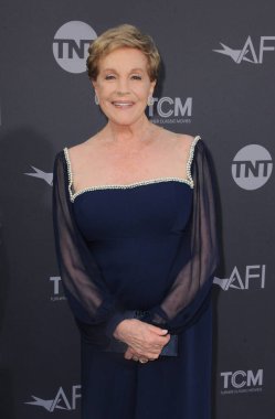 Julie Andrews, 9 Haziran 2022 'de ABD' nin Hollywood kentindeki Dolby Tiyatrosu 'nda düzenlenen 48. AFI Yaşam Boyu Başarı Ödülü' nde ödül aldı..
