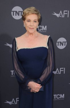 Julie Andrews, 9 Haziran 2022 'de ABD' nin Hollywood kentindeki Dolby Tiyatrosu 'nda düzenlenen 48. AFI Yaşam Boyu Başarı Ödülü' nde ödül aldı..