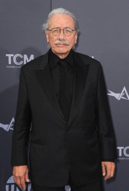 Edward James Olmos, 9 Haziran 2022 'de ABD' nin Hollywood kentindeki Dolby Tiyatrosu 'nda düzenlenen 48. AFI Yaşam Boyu Başarı Ödülünde Julie Andrews' u onurlandırdı..