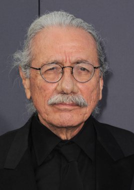 Edward James Olmos, 9 Haziran 2022 'de ABD' nin Hollywood kentindeki Dolby Tiyatrosu 'nda düzenlenen 48. AFI Yaşam Boyu Başarı Ödülünde Julie Andrews' u onurlandırdı..