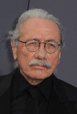 Edward James Olmos, 9 Haziran 2022 'de ABD' nin Hollywood kentindeki Dolby Tiyatrosu 'nda düzenlenen 48. AFI Yaşam Boyu Başarı Ödülünde Julie Andrews' u onurlandırdı..