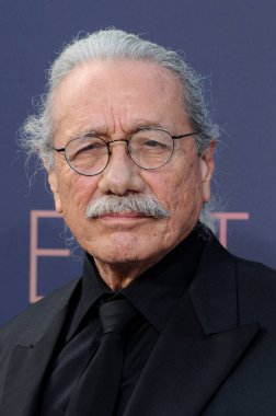 Edward James Olmos, 9 Haziran 2022 'de ABD' nin Hollywood kentindeki Dolby Tiyatrosu 'nda düzenlenen 48. AFI Yaşam Boyu Başarı Ödülünde Julie Andrews' u onurlandırdı..
