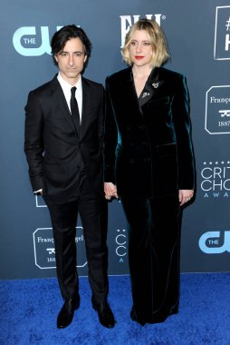 Noah Baumbach ve Greta Gerwig, 12 Ocak 2020 'de ABD' nin Santa Monica kentindeki Barker Hangarında düzenlenen 25. Yıllık Eleştirmenler Seçimi Ödülleri 'nde.