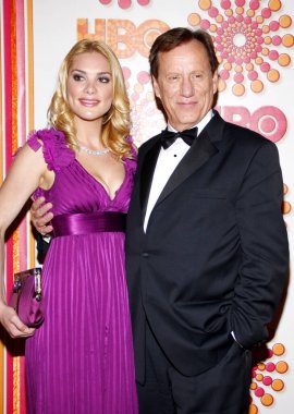 James Woods ve Ashley Madison, 18 Eylül 2011 'de ABD' nin Batı Hollywood kentindeki Pacific Design Center 'da düzenlenen 2011 HBO Post Emmy Ödülleri' nde.