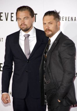 HOLYWOOD, CA - Leonardo DiCaprio ve Tom Hardy 16 Aralık 2015 'te ABD' nin Hollywood kentindeki TCL Çin Tiyatrosu 'nda düzenlenen Los Angeles' ın galasında.