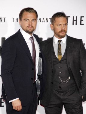 HOLYWOOD, CA - Leonardo DiCaprio ve Tom Hardy 16 Aralık 2015 'te ABD' nin Hollywood kentindeki TCL Çin Tiyatrosu 'nda düzenlenen Los Angeles' ın galasında.