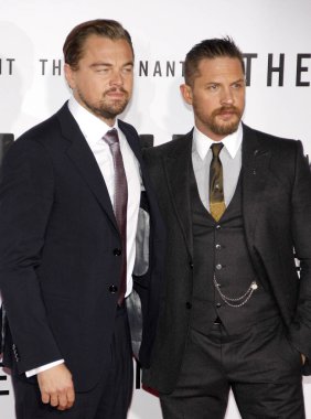 HOLYWOOD, CA - Leonardo DiCaprio ve Tom Hardy 16 Aralık 2015 'te ABD' nin Hollywood kentindeki TCL Çin Tiyatrosu 'nda düzenlenen Los Angeles' ın galasında.