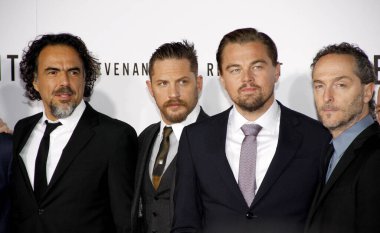 HOLYWOOD, CA - Alejandro Gonzalez Inarritu, Emmanuel Lubezki, Leonardo DiCaprio ve Tom Hardy, 16 Aralık 2015 'te Hollywood, ABD' deki TCL Çin Tiyatrosu 'nda düzenlenen Los Angeles galasında.