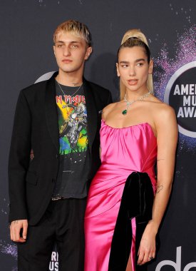 Dua Lipa ve Anwar Hadid, Los Angeles 'taki Microsoft Tiyatrosu' nda 24 Kasım 2019 tarihinde düzenlenen 2019 Amerikan Müzik Ödülleri 'nde.