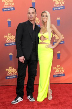 Emma Hernan ve Micah McDonald, 6 Haziran 2022 'de ABD' nin Santa Monica kentindeki Barker Hangar 'da düzenlenen MTV Film Ödülleri' nde.