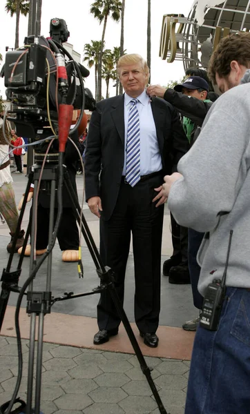 2006年3月10日にカリフォルニア州ユニバーサル スタジオ ハリウッドで開催された第6シーズンにドナルド トランプが電話をかけた — ストック写真