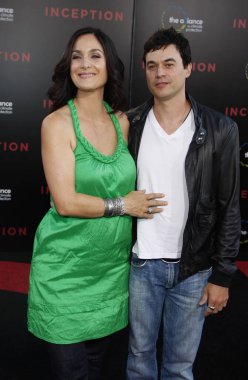 Carrie-Anne Moss, Steven Roy 13 Temmuz 2010 'da Hollywood' daki Grauman 's Chinese Theatre' da düzenlenen Los Angeles Inception 'ın galasında.