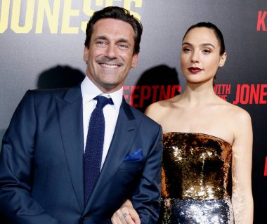 Jon Hamm ve Gal Gadot 8 Ekim 2016'da ABD'nin Los Angeles kentindeki Fox Stüdyoları'nda düzenlenen 'Keeping Up With The Joneses'un Los Angeles galasında.