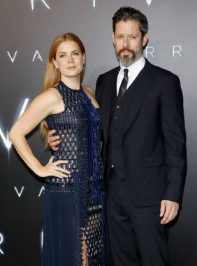 Varış' Regency Village Theater Westwood, ABD 6 Kasım 2016 yılında düzenlenen' Amy Adams ve Darren Le Gallo, Los Angeles premiere.