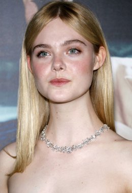 Elle Fanning, 9 Ocak 2017 'de ABD' nin Hollywood kentindeki TCL Çin Tiyatrosu 'nda düzenlenen' Live By Night 'galasında.