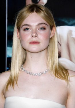 Elle Fanning, 9 Ocak 2017 'de ABD' nin Hollywood kentindeki TCL Çin Tiyatrosu 'nda düzenlenen' Live By Night 'galasında.