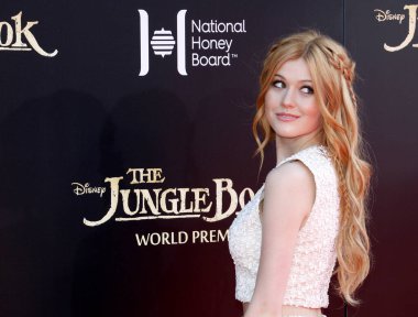 Katherine McNamara, 4 Nisan 2016 'da Hollywood' daki El Capitan Tiyatrosu 'nda düzenlenen' Orman Kitabı 'nın dünya prömiyerinde..