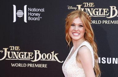 Katherine McNamara, 4 Nisan 2016 'da Hollywood' daki El Capitan Tiyatrosu 'nda düzenlenen' Orman Kitabı 'nın dünya prömiyerinde..