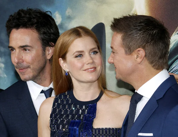 Varış' Regency Village Theater Westwood, ABD 6 Kasım 2016 yılında düzenlenen' Shawn Levy, Jeremy Renner ve Amy Adams, Los Angeles premiere.