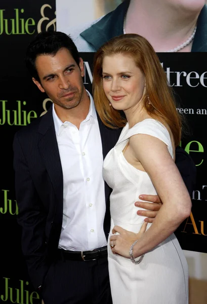 Chris Messina ve Amy Adams, 26 Temmuz 2009 'da ABD' nin Westwood kentindeki Mann Village Tiyatrosu 'nda düzenlenen' Julie ve Julia 'nın Los Angeles galasında.