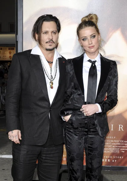 Johnny Depp ve Amber Heard, 21 Kasım 2015 'te Westwood, ABD' deki Westwood Village Tiyatrosu 'nda düzenlenen' Danimarkalı Kız 'filminin Los Angeles galasında. 