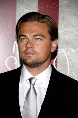 Leonardo DiCaprio, 3 Kasım 2011 'de ABD' nin Kaliforniya eyaletinin Hollywood kentindeki Grauman 'ın Çin Tiyatrosu' nda düzenlenen AFI Fest 2011 Dünya Açılış Gecesi Galası 'nda 