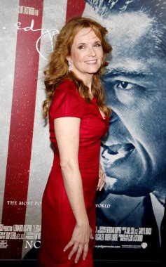 Lea Thompson, 3 Kasım 2011 'de ABD' nin Kaliforniya eyaletindeki Grauman 's Chinese Theater' da düzenlenen AFI Fest 2011 açılış gecesi 