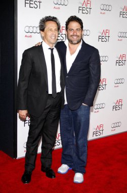 Brian Grazer ve Brett Ratner, 3 Kasım 2011 'de Amerika Birleşik Devletleri' nin Hollywood şehrindeki Grauman 'ın Çin Tiyatrosu' nda düzenlenen AFI Fest 2011 Dünya Açılış Gecesi Galası 'nda 