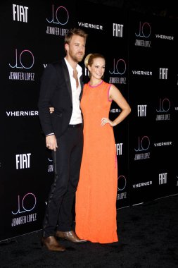 Lady Antebellum 'dan Cassie McConnell Kelley ve Charles Kelley, 20 Kasım 2011' de Amerika Birleşik Devletleri 'nin Batı Hollywood kentindeki Greystone Malikanesi Akşam Yemeği Kulübü' nde düzenlenen JLO 'nun özel partisinde..  