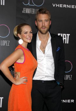 Lady Antebellum 'dan Cassie McConnell Kelley ve Charles Kelley, 20 Kasım 2011' de Amerika Birleşik Devletleri 'nin Batı Hollywood kentindeki Greystone Malikanesi Akşam Yemeği Kulübü' nde düzenlenen JLO 'nun özel partisinde..  