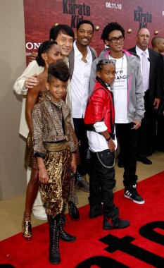 Jada Pinkett Smith, Will Smith, Jaden Smith, Jackie Chan, Trey Smith ve Willow Smith, 7 Haziran 2010 'da ABD' nin Westwood kentindeki Mann Village Tiyatrosu 'nda The Karate Kid' in Los Angeles galasında çekildi..