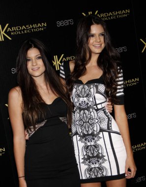 Kendall Jenner ve Kylie Jenner, 17 Ağustos 2011 'de Hollywood, ABD' deki Koloni 'de düzenlenen Kardashian Koleksiyon Fırlatma Partisi' nde..