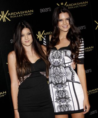 Kendall Jenner ve Kylie Jenner, 17 Ağustos 2011 'de Hollywood, ABD' deki Koloni 'de düzenlenen Kardashian Koleksiyon Fırlatma Partisi' nde..