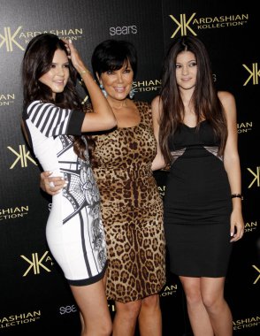 Kendall Jenner, Kris Jenner ve Kylie Jenner, 17 Ağustos 2011 'de ABD' nin Hollywood şehrindeki Koloni 'de düzenlenen Kardashian Koleksiyon Fırlatma Partisi' nde.
