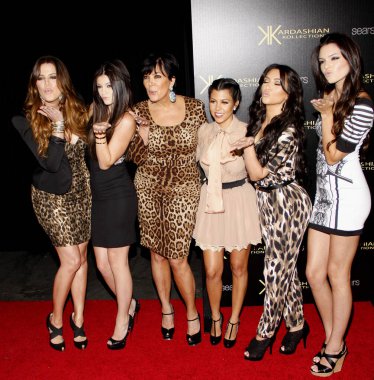 Khloe Kardashian, Kylie Jenner, Kris Jenner, Kourtney Kardashian, Kim Kardashian ve Kendall Jenner, 17 Ağustos 2011 'de Hollywood, ABD' deki Koloni 'de düzenlenen Kardashian Kolleksiyon Fırlatma Partisi' nde.