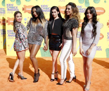 28 Mart 2015 'te Inglewood, ABD' de düzenlenen 2015 Nickelodeon Çocuk Seçimi Ödülleri 'nde Ally Brooke, Normani Kordei, Lauren Jauregui, Dinah-Jane Hansen ve Camila Cabello.