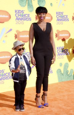 Jennifer Hudson ve David Daniel Otunga Jr., 28 Mart 2015 tarihinde Inglewood, ABD 'de düzenlenen 2015 Nickelodeon Çocuk Seçimi Ödülleri' nde.