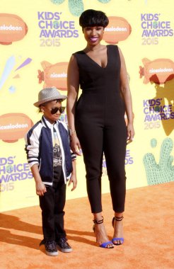 Jennifer Hudson ve David Daniel Otunga Jr., 28 Mart 2015 tarihinde Inglewood, ABD 'de düzenlenen 2015 Nickelodeon Çocuk Seçimi Ödülleri' nde.