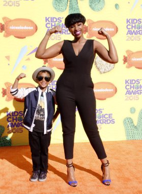 Jennifer Hudson ve David Daniel Otunga Jr., 28 Mart 2015 tarihinde Inglewood, ABD 'de düzenlenen 2015 Nickelodeon Çocuk Seçimi Ödülleri' nde.