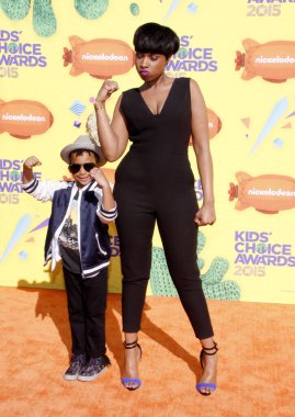 Jennifer Hudson ve David Daniel Otunga Jr., 28 Mart 2015 tarihinde Inglewood, ABD 'de düzenlenen 2015 Nickelodeon Çocuk Seçimi Ödülleri' nde.