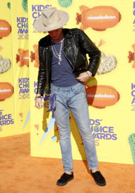 Cody Simpson, 28 Mart 2015 tarihinde Inglewood, ABD 'deki Forum' da düzenlenen 2015 Nickelodeon Çocuk Seçimi Ödülleri 'nde.