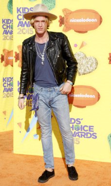 Cody Simpson, 28 Mart 2015 tarihinde Inglewood, ABD 'deki Forum' da düzenlenen 2015 Nickelodeon Çocuk Seçimi Ödülleri 'nde.