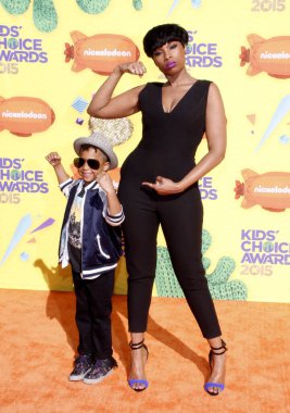 Jennifer Hudson ve David Daniel Otunga Jr., 28 Mart 2015 tarihinde Inglewood, ABD 'de düzenlenen 2015 Nickelodeon Çocuk Seçimi Ödülleri' nde.