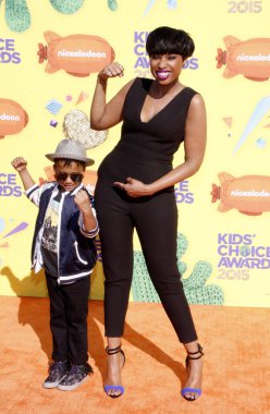 Jennifer Hudson ve David Daniel Otunga Jr., 28 Mart 2015 tarihinde Inglewood, ABD 'de düzenlenen 2015 Nickelodeon Çocuk Seçimi Ödülleri' nde.