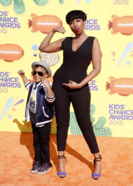 Jennifer Hudson ve David Daniel Otunga Jr., 28 Mart 2015 tarihinde Inglewood, ABD 'de düzenlenen 2015 Nickelodeon Çocuk Seçimi Ödülleri' nde.