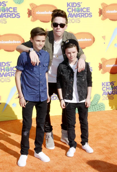 罗密欧 詹姆斯 贝克汉姆 布鲁克林 约瑟夫 贝克汉姆和克鲁斯 贝克汉姆在2015年3月28日于美国英格伍德举行的2015年Nickelodeon儿童选择奖颁奖典礼上的发言 — 图库照片