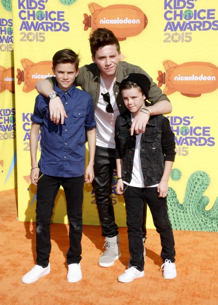 罗密欧 詹姆斯 贝克汉姆 布鲁克林 约瑟夫 贝克汉姆和克鲁斯 贝克汉姆在2015年3月28日于美国英格伍德举行的2015年Nickelodeon儿童选择奖颁奖典礼上的发言 — 图库照片