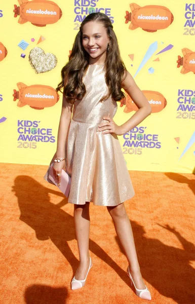 Maddie Ziegler在2015年3月28日于美国英格伍德举行的2015年Nickelodeon Kids Choice Awards上的发言 — 图库照片