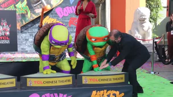 莱昂纳多 多纳泰罗 米开朗基罗和拉斐尔出席了2023年9月7日在美国好莱坞Tcl中国戏剧学院举行的 青少年突变忍者海龟手印 — 图库视频影像